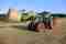 Fendt Traktor mit Frontlader beim Transport von Rundballen